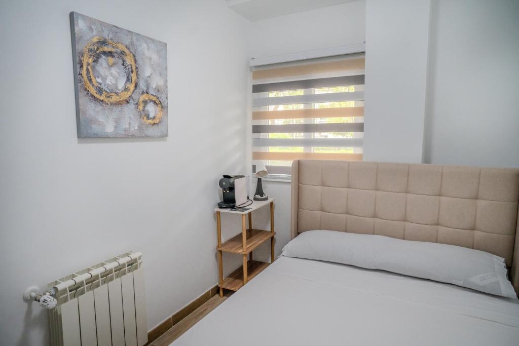 Habitación con cafetera de la muestra de Blas Cabrera