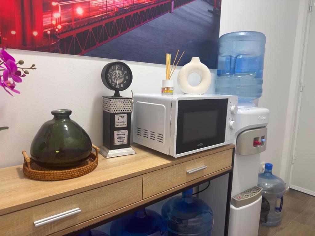 Microondas y agua del alojamiento de muestra