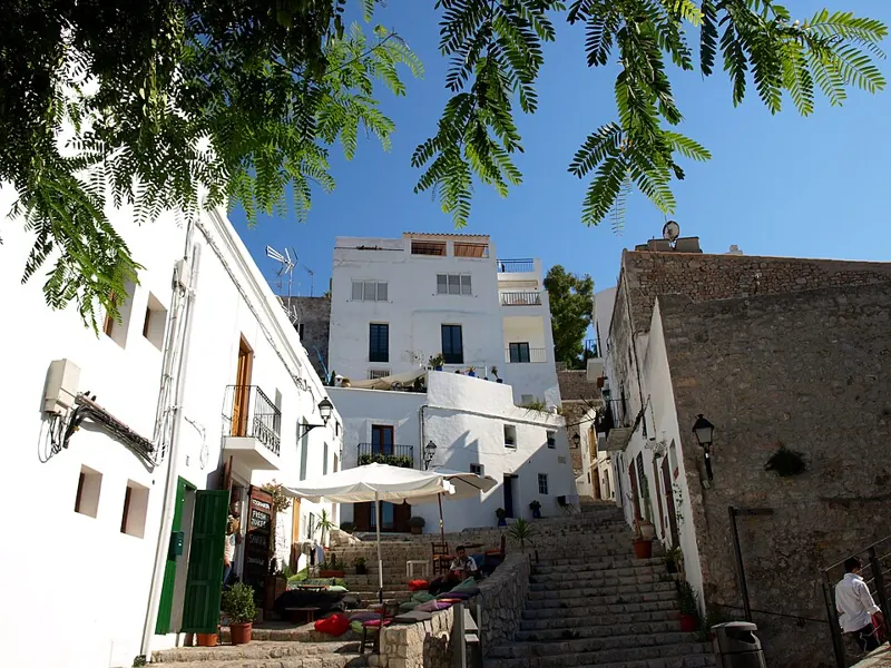 Calle de Dalt Vila · fotografía de contexto, no del Baluard de Sant Pere