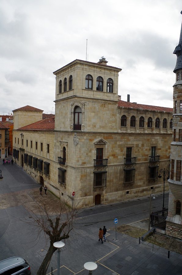 Guzmanes Palace