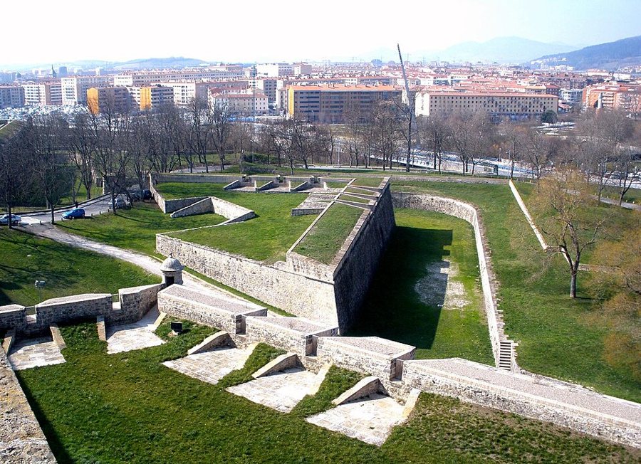 Murallas y entorno del Caballo Blanco