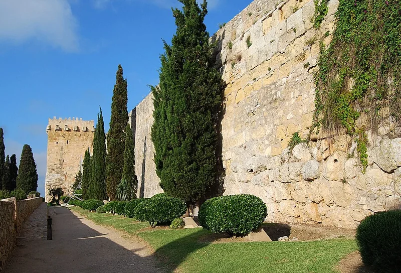Walls and Archaeological Walk